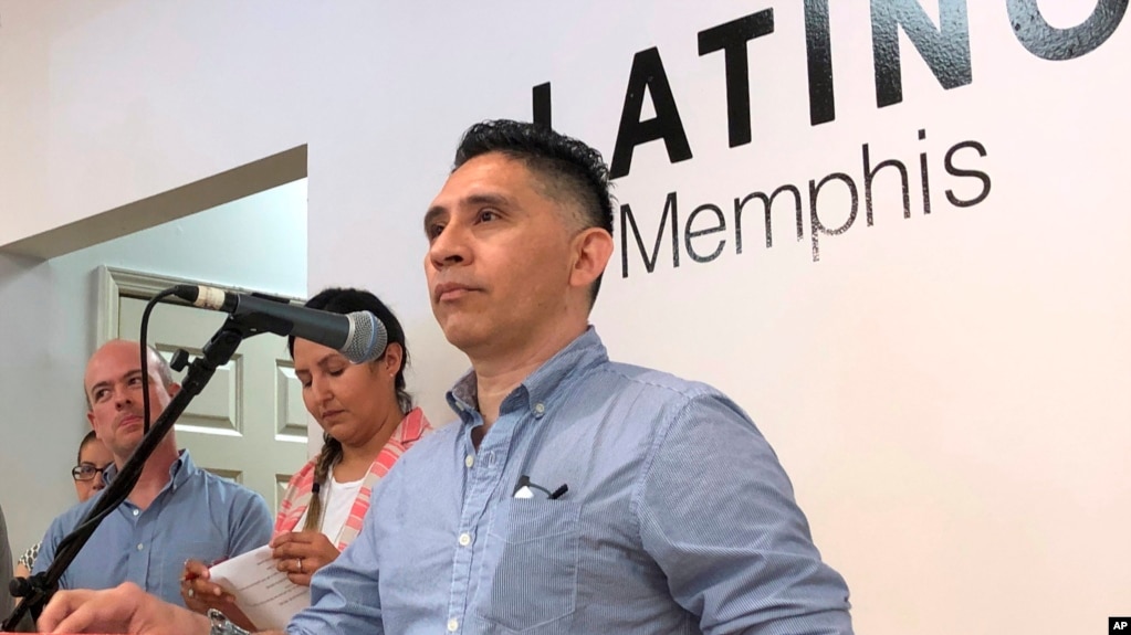 El reportero salvadoreño Manuel Durán escucha una pregunta durante una conferencia de prensa el 17 de julio de 2019 en Memphis, Tennessee, en la que se habló de los 15 meses que pasó detenido en instalaciones migratorias de Estados Unidos.