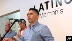 El reportero salvadoreño Manuel Durán escucha una pregunta durante una conferencia de prensa el 17 de julio de 2019 en Memphis, Tennessee, en la que se habló de los 15 meses que pasó detenido en instalaciones migratorias de Estados Unidos.