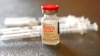 Un envase lleno de la vacuna Moderna contra el COVID-19 junto a jeringuillas el 7 de diciembre de 2021, en un puesto de vacunación junto a la Universidad Estatal de Jackson en Jackson, Mississippi.