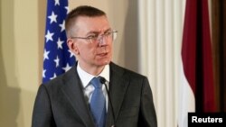 Menteri Luar Negeri Latvia Edghhars Rinkevics berbicara dalam konferensi pers di Riga, Latvia, pada 7 Maret 2022. (Foto: Reuters/Ints Kalnins)