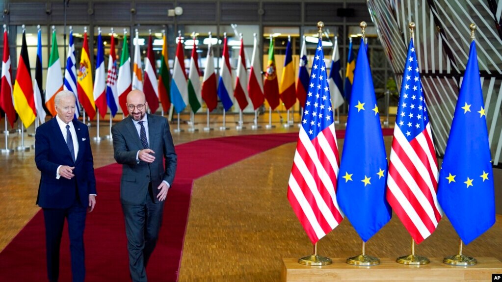 TT Joe Biden (trái) đến Âu Chậu dự thượng đỉnh về vấn đề Ukraine, 24 tháng Ba.