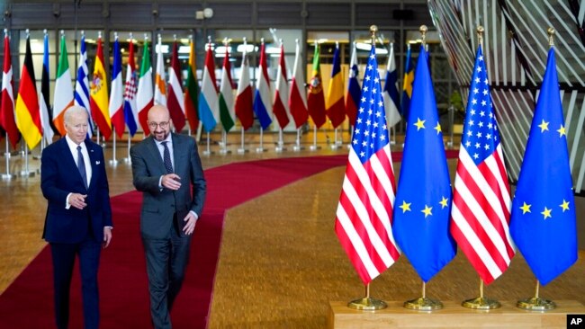Tổng thống Mỹ Joe Biden đang đi cùng với Chủ tịch Hội đồng châu Âu Charles Michel đến hội nghị thượng đỉnh khối EU tại Brussels, Bỉ 