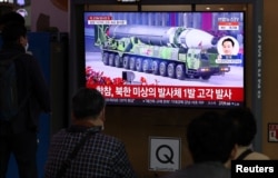 사람들이 2022년 3월 24일 대한민국 서울에서 북한의 ICBM 시험에 대한 뉴스 보도를 방송하는 TV를 시청하고 있다. (연합 로이터)