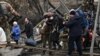 Evacuation de la ville d'Irpin, au nord-ouest de Kiev, lors de féroces combats et de bombardements intensifs le 5 mars 2022. (Aris Messinis / AFP) 