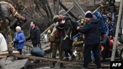 Evacuation de la ville d'Irpin, au nord-ouest de Kiev, lors de féroces combats et de bombardements intensifs le 5 mars 2022. (Aris Messinis / AFP) 