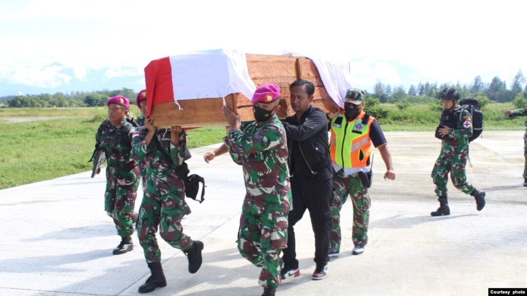 Para anggota TNI membawa peti berisi jenazah rekannya yang gugur dalam serangan yang dilakukan oleh kelompok bersenjata di Nduga, Papua, dalam proses evakuasi menuju Timika, pada 27 Maret 2022. (Foto: Pendam XVII/Cenderawasih Papua)