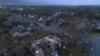 Los escombros cubren el suelo que rodea las casas dañadas por un tornado en Oxford Drive y Stratford Drive en Round Rock, Texas, el lunes 21 de marzo de 2022. (Jay Janner/Austin American-Statesman vía AP)