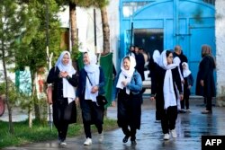 La reapertura de las escuelas secundarias para niñas en todo Afganistán el 23 de marzo provocó alegría y temor entre las decenas de miles de estudiantes privados de educación desde el regreso de los talibanes al poder. (Foto de Ahmad SAHEL ARMAN / AFP)