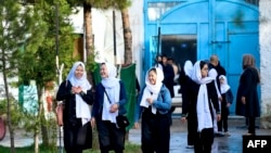 Djevojčice stižu u školu u Kabulu 23. marta 2022.