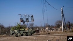 乌克兰军队的一辆装甲车向基辅郊外的农业城镇雅斯诺格罗斯基推进。(2022年3月25日)