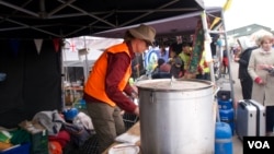 A volunteer with the charitable foundation of movie producer and international restauranteur Ciro Orsini and actor Armand Assante prepares a meal for refugees. (Jamie Dettmer/VOA)