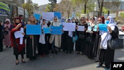 زنان و دختران افغان در تظاهراتی در مقابل وزارت معارف در کابل شرکت کردند و خواستار بازگشایی دبیرستان‌های دخترانه شدند - ۶ فروردین ۱۴۰۱