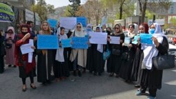 زنان و دختران افغان در تظاهراتی در مقابل وزارت معارف در کابل شرکت کردند و خواستار بازگشایی دبیرستان‌های دخترانه شدند - ۶ فروردین ۱۴۰۱