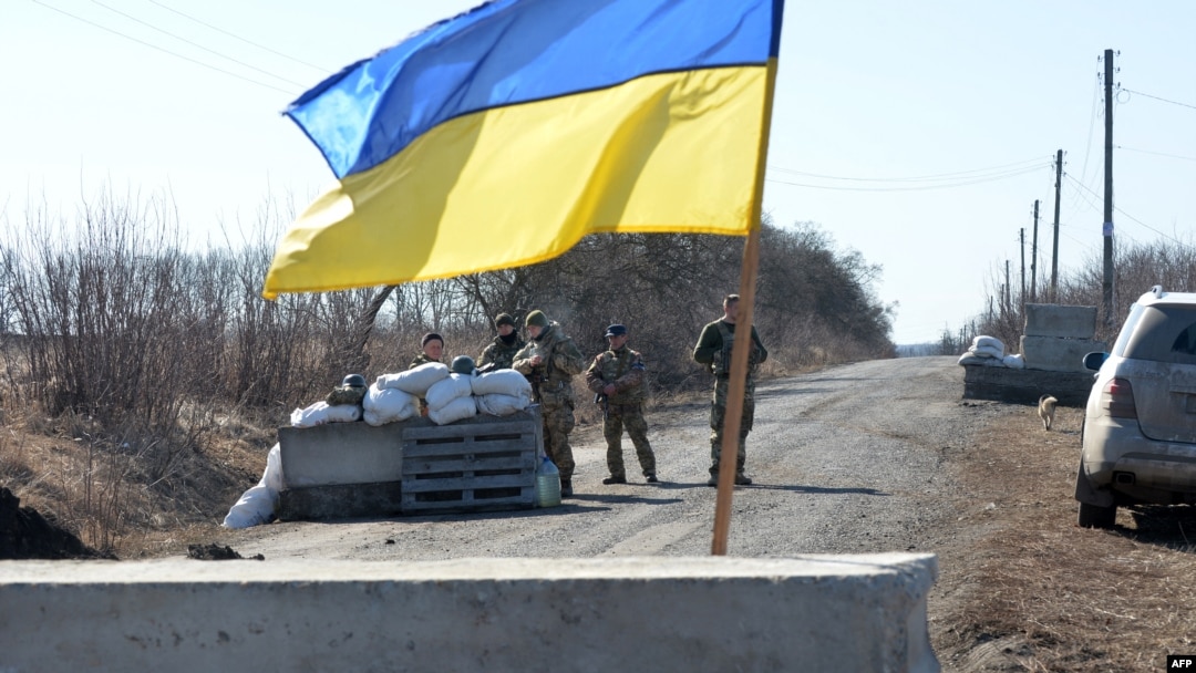 Miembros de las fuerzas militares ucranianas en un control de carretera, cerca de Járkov, el 23 de marzo de 2022.