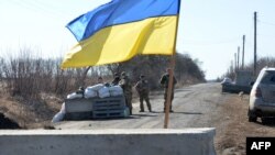 Miembros de las fuerzas militares ucranianas en un control de carretera, cerca de Járkov, el 23 de marzo de 2022.