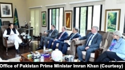 Pakistani Prime Minister Imran Khan, left, meets with officials from Canada-based Barrick Gold Corp. and Chile’s Antofagasta, in Islamabad, March 20, 2022. (Courtesy photo)