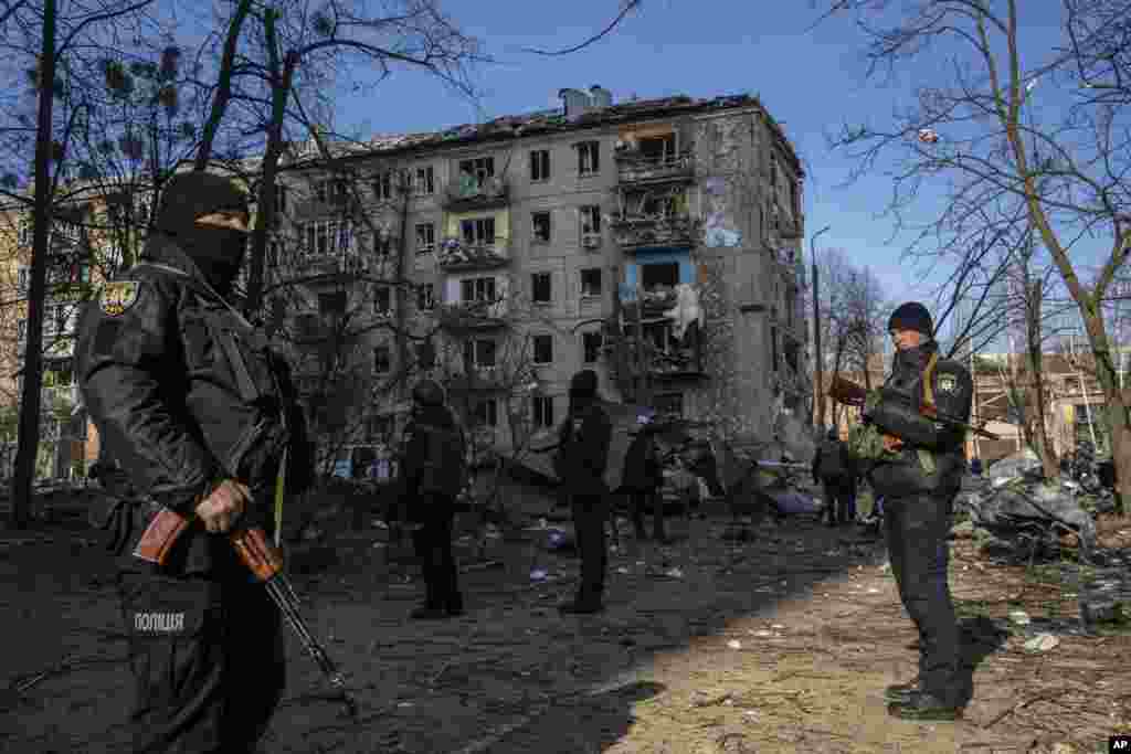 Policías montan guardia en el lugar donde un bombardeo dañó edificios residenciales en Kiev, Ucrania, el viernes 18 de marzo de 2022. Las fuerzas rusas intensificaron su asalto a las ciudades ucranianas el viernes, con nuevos ataques con misiles y bombardeos en los bordes de la capital, Kiev, y el oeste. ciudad de Lviv, mientras los líderes mundiales presionaban para que se investigaran los repetidos ataques del Kremlin contra objetivos civiles, incluidas escuelas, hospitales y zonas residenciales.&nbsp;