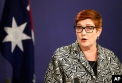 Menteri Luar Negeri Australia Marise Payne berbicara di Sydney, Australia, 27 April 2021. (Foto AP/Rick Rycroft)