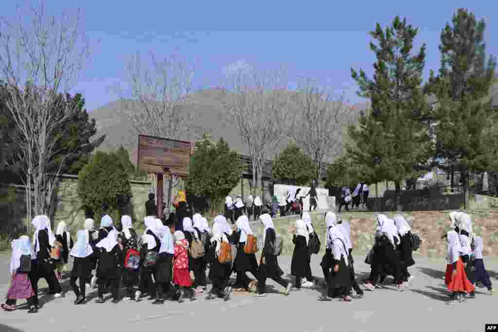 Maktabga kelayotgan qizlar. Panjsher, Afg'oniston. Yuqori sinf qizlari uchun maktablar qayta ochilganidan bir necha soat o‘tib, Tolibon maktablarni yana qayta yopishni buyurdi. 