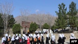 아프가니스탄 판지시르 지역 여학생들이 지난 23일 개학일에 맞춰 학교에 도착하고 있다.