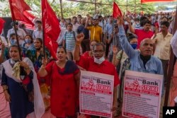 Karyawan bank meneriakkan slogan-slogan pada hari pertama aksi mogok nasional selama dua hari di Mumbai, India, Senin, 28 Maret 2022. (AP/Rafiq Maqbool)