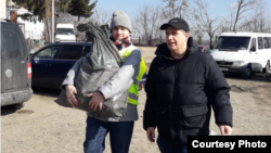 特伦特和儿子西姆为在罗马尼亚边界为乌克兰难民分发物资。（来源：2feetin.org）