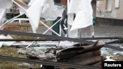 Обломки российской ракеты, разорвавшейся на одной из улиц Киева
