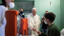 教宗看望接受治療的烏克蘭難民兒童