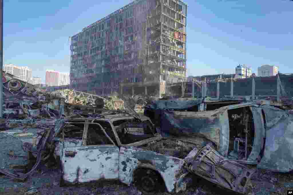 Una vista de los daños después del bombardeo ruso de un centro comercial en Kiev, Ucrania, el lunes 21 de marzo de 2022. Se informó que ocho personas murieron en el ataque. (Foto AP/Efrem Lukatsky)