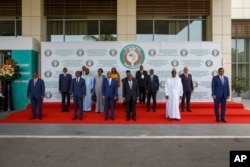 Marais wa ECOWAS na wawakilishi wengine wakiwa katika picha ya pamoja mjini Accra, Ghana, Ijumaa Machi 25, 2022. Baada ya kikao kilichowawekea Mali vikwazo kufuatia mapinduzi ya kijeshi nchini Mali. AP Photo/Misper Apawu)