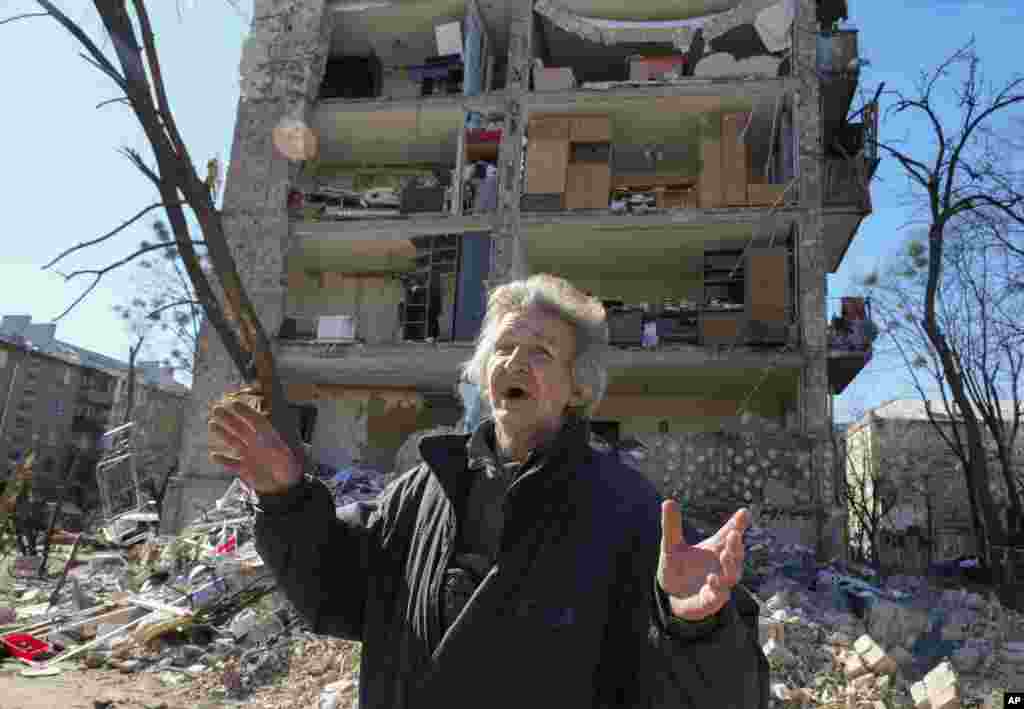 Un hombre parado cerca de su casa en ruinas después del bombardeo ruso en Kiev, Ucrania, el lunes 21 de marzo de 2022. Al menos ocho personas murieron en el ataque. (Foto AP/Efrem Lukatsky)