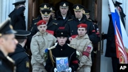 Yon solda pote foto Kapiten Andrei Paliy, komandan adjwen flot Lanme Nwa La Risi a pandan yon seremoni adye nan Sevastopol, Krime, Mekredi 23 Mas, 2022. 