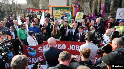 Anggota Partai Buruh Inggris Karl William Turner didampingi Angela Rayner, anggota parlemen Partai Buruh dalam aksi protes atas keputusan P&O Ferries untuk memecat ratusan karyawan, di Westminster Square, di London, Inggris, 21 Maret 2022. (REUTERS/Mei James)