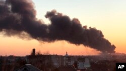 Dim iznad Harkova posle ruskih napada (Foto: AP)