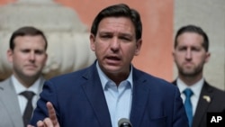 El gobernador de Florida, Ron DeSantis, en Miami el 1 de febrero del 2022. (AP Foto/Rebecca Blackwell)