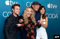 (ki-ka) Aktor Daniel Durant, Marlee Matlin, Troy Kotsur dan Emilia Jones di ajang Sundance Film Festival Award Winner di London hotel, West Hollywood, California, 30 Juli 2021 (dok: Valerie Macon / AFP)