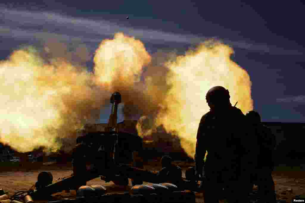 Members of the Ukrainian Volunteer Corps fire a howitzer, as Russia&#39;s invasion of Ukraine continues, at a position in the Zaporizhzhia region, March 28, 2022.