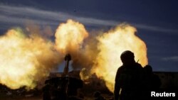 烏克蘭志願軍成員在扎波羅熱的某處陣地發射榴彈砲。(2022年3月28日)