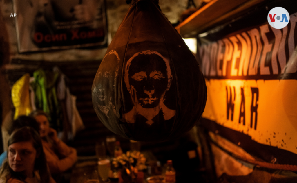 Dentro de un bar de Leópolis cuelga una bola de boxeo con la cara del presidente ruso, Vladimir Putin.