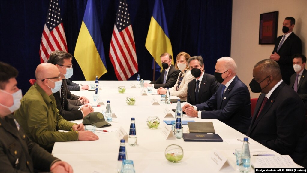 3月26日，美国国务卿布林肯、美国防长奥斯汀在波兰首都华沙的万豪酒店同乌克兰外长德米特里∙库列巴（Dmytro Kuleba）和乌克兰防长阿列克谢·列兹尼科夫（Oleksii Reznikov）举行会谈。拜登总统也来到会场向乌克兰官员表达了他的意见。(photo:VOA)