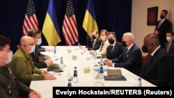 3月26日，美國國務卿布林肯、美國防長奧斯汀在波蘭首都華沙的萬豪酒店同烏克蘭外長德米特里∙庫列巴（Dmytro Kuleba）和烏克蘭防長阿列克謝·列茲尼科夫（Oleksii Reznikov）舉行會談。拜登總統也來到會場向烏克蘭官員表達了他的意見。