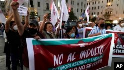 Manifestantes protestan contra la decisión del Tribunal Constitucional de Perú que aprobó la excarcelación del expresidente Alberto Fujimori en Lima, Perú, el 17 de marzo de 2022. 