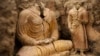 ARCHIVO - En esta fotografía tomada en el valle de Mes Aynak, al sur de Kabul, Afganistán, se ven estatuas de Buda dentro de un antiguo templo, el 12 de octubre de 2010.