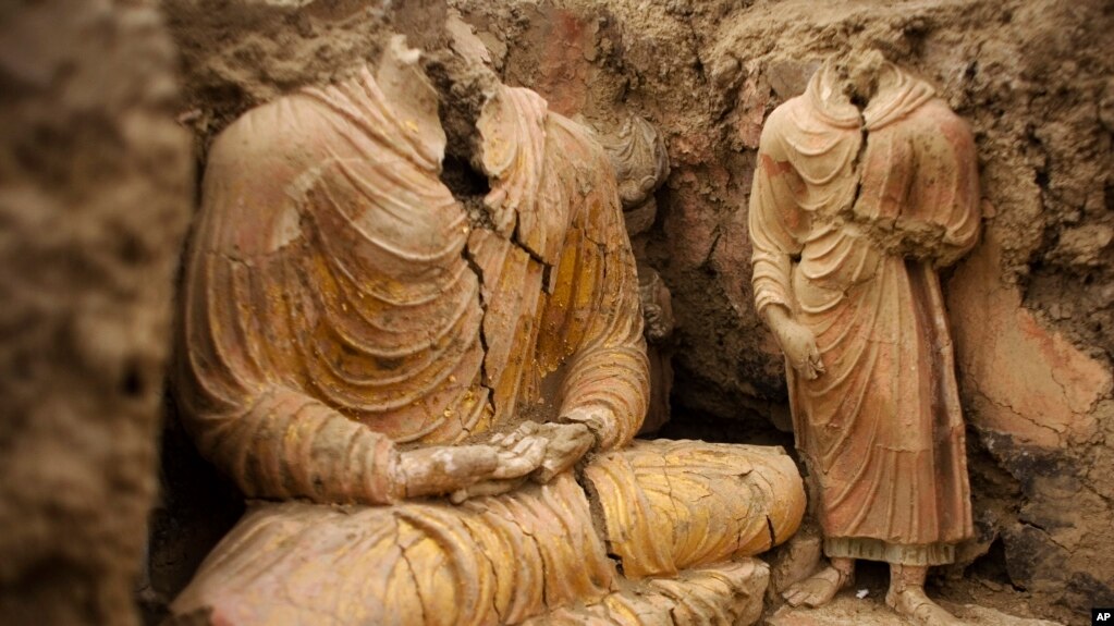 ARQUIVO - Nesta fotografia feita no vale de Mes Aynak, a sudoeste de Cabul, Afeganistão, estátuas de Buda são vistas dentro de um antigo templo, 12 de outubro de 2010.