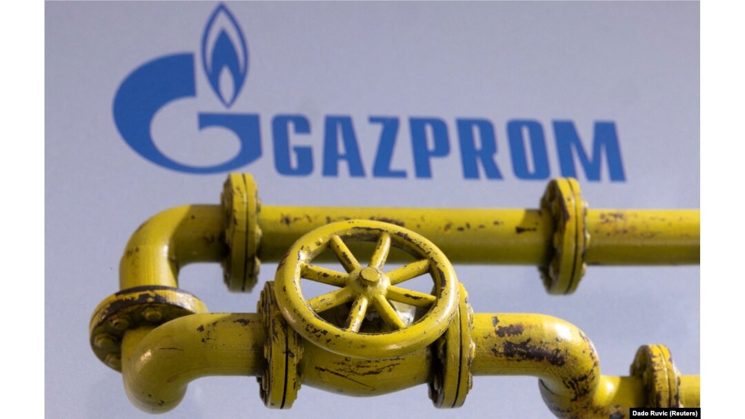 Ilustrasi pipa gas alam dengan latar belakang logo perusahaan migas Rusia, Gazprom, 31 Januari 2022. (Foto: REUTERS/Dado Ruvic)