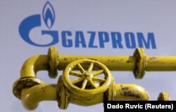 Ilustrasi pipa gas alam dengan latar belakang logo perusahaan migas Rusia, Gazprom, 31 Januari 2022. (Foto: REUTERS/Dado Ruvic)