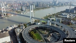 上海因新冠疫情封城。浦東一跨越黃浦江的繁忙橋樑因交通管製而變得空蕩盪。（2022年3月29日）