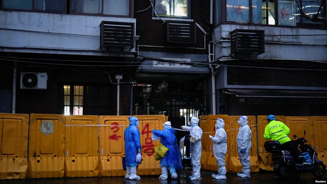 Staf medis dengan alat pelindung diri (APD) tengah bekerja di tengah pandemi COVID-19, di Shanghai, China, 25 Maret 2022. (Foto: REUTERS/Aly Song)