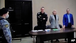 러시아 야권 인사 알렉세이 나발니(가운데) 씨가 22일 모스크바 동쪽 블라디미르 IK-2 교도소 내 법원에서 열린 공판에 변호인과 함께 출석하고 있다. 