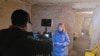 La editora Natalia Lutsenko, de la cadena ucraniana ICTV, transmite en vivo su reportaje desde un refugio antiaéreo en Kiev el 25 de febrero de 2022. Foto cortesía Natalia Lutsenko) 